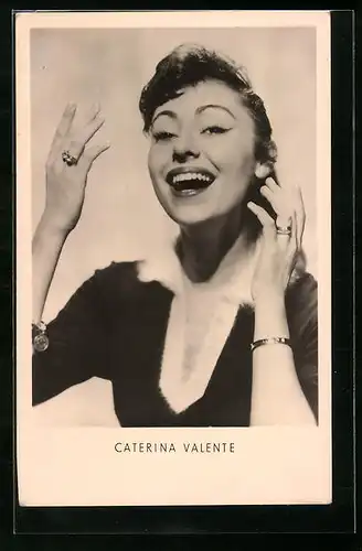 AK Musikerin Caterina Valente lacht