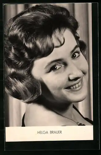 AK Musikerin Helga Brauer mit Halskette