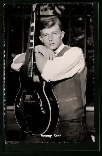 AK Musiker Tommy Kent stützt sich auf eine Gitarre