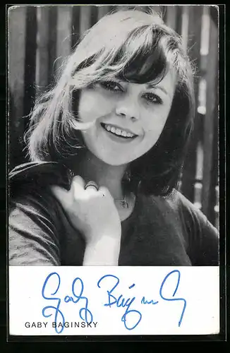 AK Musikerin Gaby Baginski mit Jacke über der Schulter, Autograph