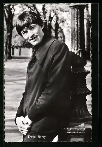 AK Musiker Dave Berry lächelnd mit verschränkten Händen