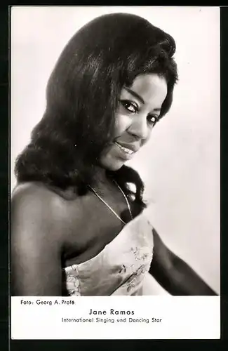 AK Musikerin Jane Ramos im schulterfreien Kleid