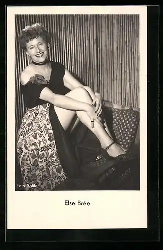AK Musikerin Else Brée lächelnd mit angezogenen Beinen