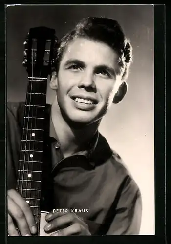 AK Musiker Peter Kraus mit Gitarre