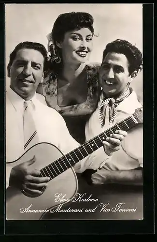 AK Musiker Annunzio Mantovani, Musikerin Elma Karlowa und Musiker Vico Torriani lächelnd mit Gitarre