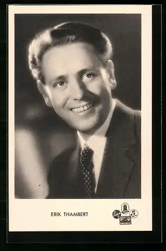 AK Musiker Erik Thambert lächelnd im Anzug mit Krawatte