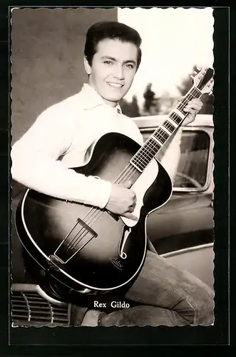 AK Musiker Rex Gildo mit Gitarre