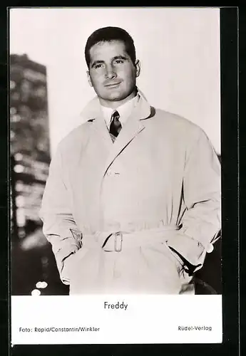 AK Musiker Freddy im beigen Trenchcoat