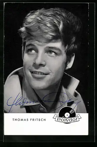 AK Musiker Thomas Fritsch lächelnd mit aufgestelltem Kragen