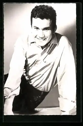 AK Musiker Peter Beil lächelnd im weissen Hemd