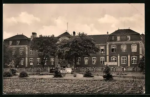 AK Torgau, Krankenhaus vom Garten aus, mit Krankenwagen