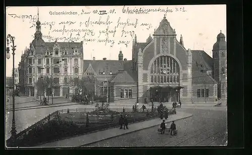 AK Gelsenkirchen, Passanten vor dem Bahnhof