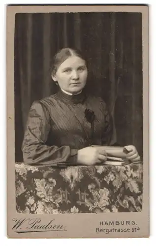 Fotografie W. Paulsen, Hamburg, Bergstr. 21 a, Junge Frau im Kleid mit einem Buch