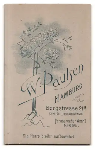 Fotografie W. Paulsen, Hamburg, Bergstr. 21 a, Junge Frau im Kleid mit einem Buch