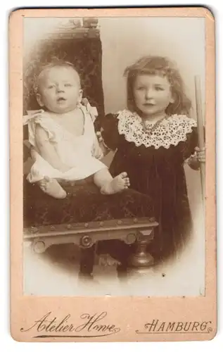 Fotografie H. Meissner, Hamburg, Ferdinandstr. 51, Mädchen im Samtkleid mit Kleinkind