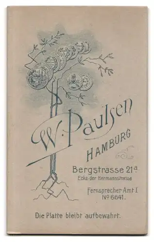 Fotografie W. Paulsen, Hamburg, Bergstr. 21 a, Junge Frau im Kleid mit Zeitung