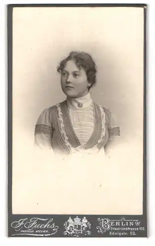 Fotografie J. Fuchs, Berlin, Friedrichstr. 108, Königstr. 52, Junge Dame mit zurückgebundenem Haar