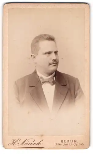 Fotografie H. Noack, Berlin-NW, Unter den Linden 45, Elegant gekleideter Herr mit Oberlippenbart