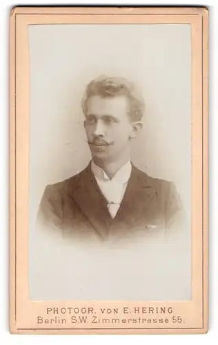 Fotografie Ernst Hering, Berlin-SW, Zimmerstr. 55, Junger Herr im Anzug mit Moustache