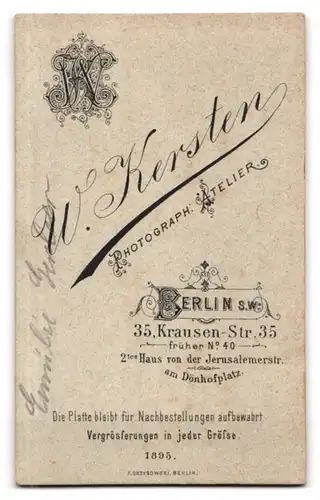 Fotografie Wilhelm Kersten, Berlin, Krausen-Str. 35, Bürgerliche Dame im zeitgenössischen Kleid