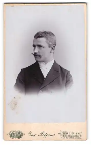 Fotografie Max Steffens, Berlin-SW, Belle-Alliance-Platz 9, Elegant gekleideter Herr mit Schnauzbart