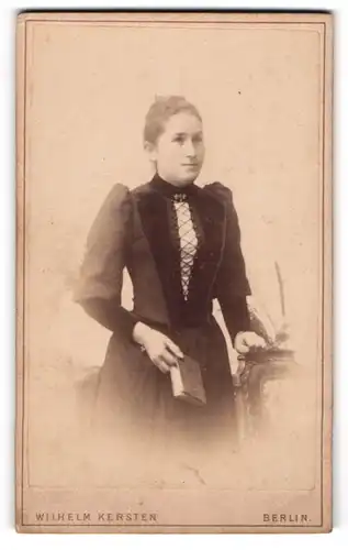 Fotografie Wilhelm Kersten, Berlin-SW, Krausen-Str. 40, Junge Dame im Kleid mit Buch in der Hand