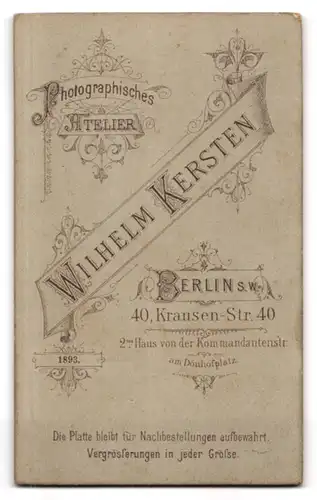 Fotografie Wilhelm Kersten, Berlin-SW, Krausen-Str. 40, Junge Dame im Kleid mit Buch in der Hand