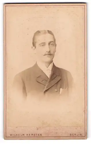Fotografie Wilhelm Kersten, Berlin-SW, Krausen-Str. 40, Elegant gekleideter Herr mit Moustache