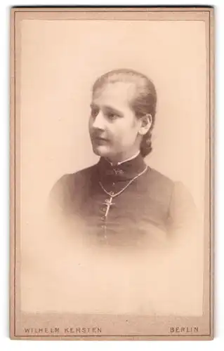 Fotografie Wilhelm Kersten, Berlin, Krausen-Str. 35, Junge Dame mit Kragenbrosche und Kreuzkette