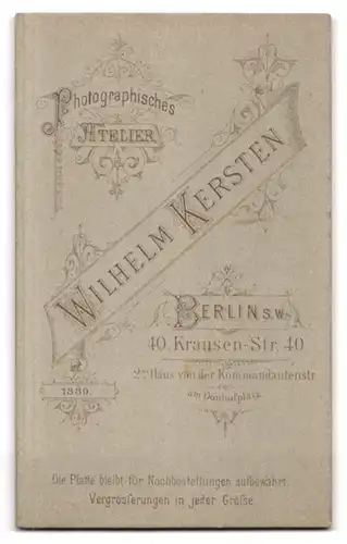 Fotografie Wilhelm Kersten, Berlin, Krausen-Str. 35, Junge Dame mit Kragenbrosche und Kreuzkette