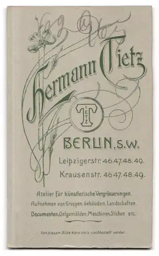Fotografie Hermann Tietz, Berlin-SW, Leipziger-Str. 46-49, Süsses Kleinkind im Hemd sitzt auf Fell