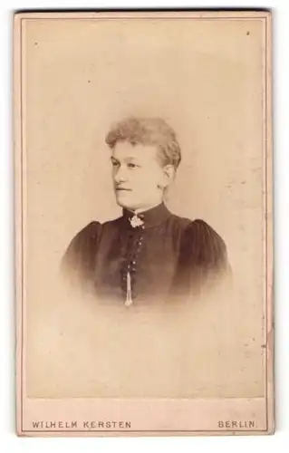 Fotografie Wilhelm Kersten, Berlin, Krausen-Str. 35, Bürgerliche Dame im zeitgenössischen Kleid