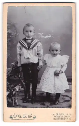 Fotografie Carl Euen, Berlin-SW, Friesen-Strasse 14 am Marheinicke-Platz, Junge im Matrosenanzug mit kleinem Mädchen