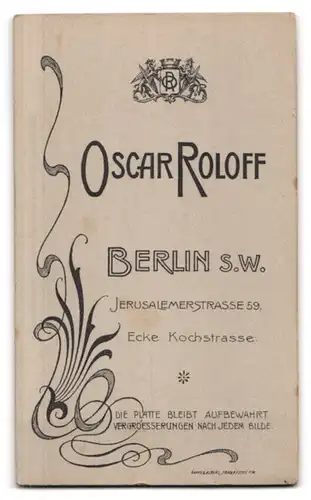 Fotografie Oscar Roloff, Berlin-SW, Jerusalemerstr. 59 Ecke Kochstr., Junge Dame im bestickten Kleid
