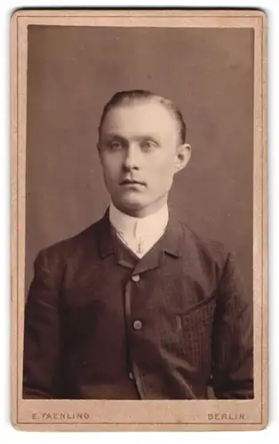 Fotografie E. Faehling, Berlin-SW, Liepziger-Str. 63 a, Junger Herr im karierten Anzug mit Krawatte
