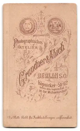 Fotografie Frundner & Abich, Berlin-SO, Köpnicker-Str. 62, Bürgerliche Dame mit einem Buch in der Hand