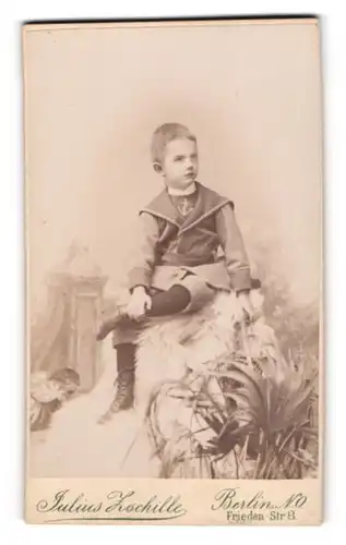 Fotografie Julius Zschille, Berlin-NO, Frieden-Str. 8, Kleiner Junge im Matrosenanzug