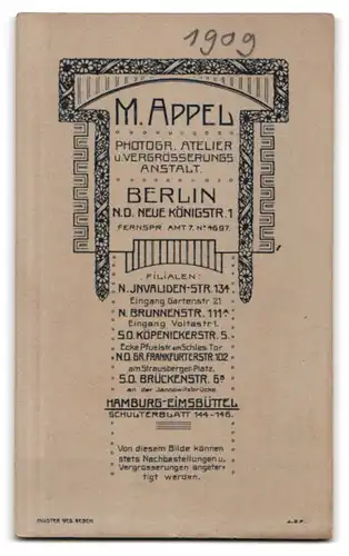 Fotografie M. Appel, Berlin-NO, Neue Königstr. 1, Süsses Kleinkind im Kleid sitzt auf Fell