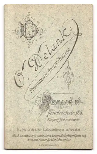 Fotografie O. Delank, Berlin-W., Friedrichstr. 185 Eingang Mohrenstr., Junge Dame im modischen Kleid