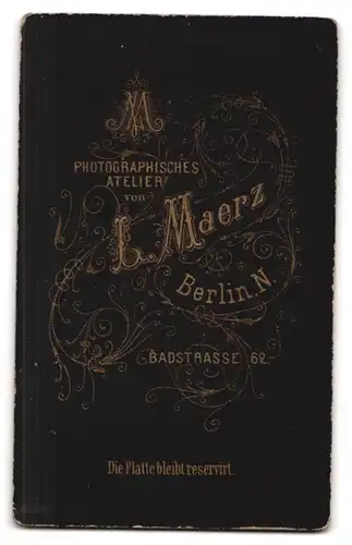 Fotografie L. Maerz, Berlin-N., Badstr. 62, Junger Herr im Anzug mit Fliege