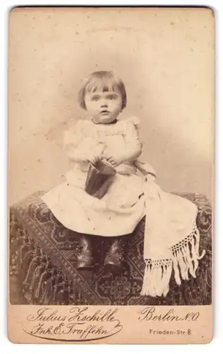 Fotografie Julius Zschille, Berlin-NO, Frieden-Str. 8, Kleines Mädchen im Kleid mit Eimer