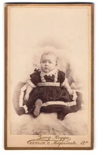 Fotografie Georg Rogge, Berlin, Magazin-Strasse 12a, Baby im schwarzen Kleidchen