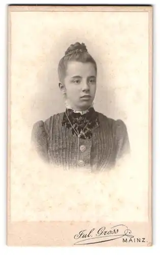 Fotografie Julius Gross, Mainz, Ludwig-Strasse 16, Junge Dame mit Ohrring und Halskette