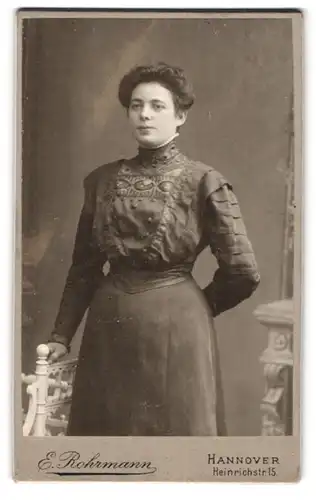 Fotografie E. Rohmann, Hannover, Heinrichstrasse 15, Bürgerliche Dame im schwarzen Kleid