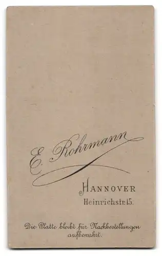 Fotografie E. Rohmann, Hannover, Heinrichstrasse 15, Bürgerliche Dame im schwarzen Kleid