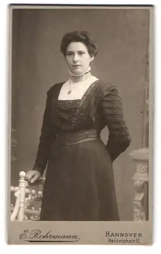 Fotografie E. Rohmann, Hannover, Heinrichstrasse 15, Junge Dame mit Halskette