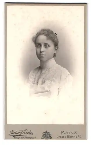 Fotografie Hugo Thiele, Mainz, Grosse Bleiche 48, Junge Dame mit Ohrring