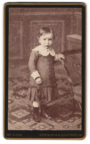 Fotografie Wm. Glock, Oppenheim, Dienheimer Thor, Kleinkind auf gemustertem Teppich