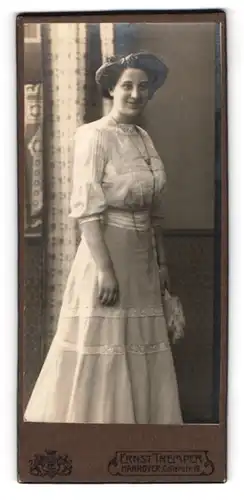 Fotografie Ernst Tremper, Hannover, Cellerstrasse 19, Bürgerliche Dame im eleganten weissen Kleid mit Fächer
