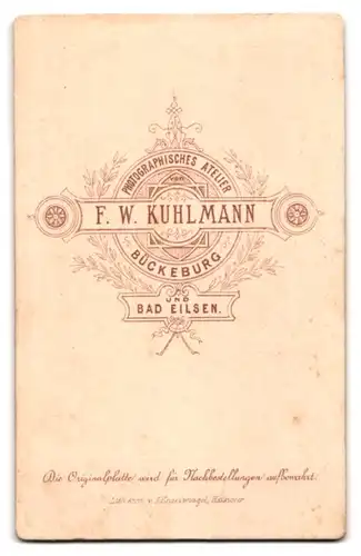 Fotografie F. W. Kuhlmann, Bückeburg, Junge Dame mit weissem Halstuch